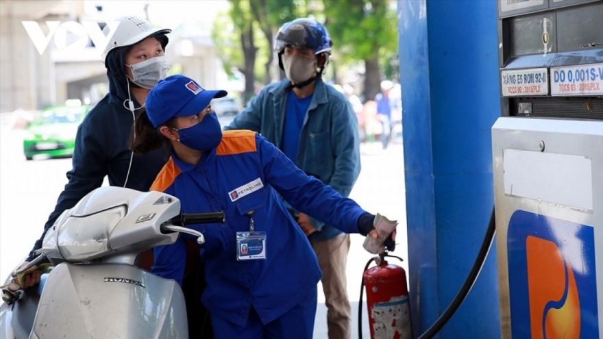 Vietnam considers axing additional taxes to lower retail price of petrol